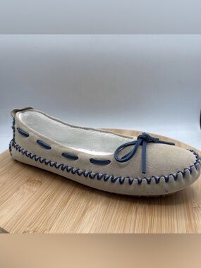 The Vermont Country Store Suede Moccasin Slipper  9 Tan Blue Lacing Cabin Core